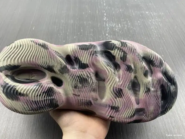 hype Foam MX Yeezy RNR Carbon Adidas IG9562 0620